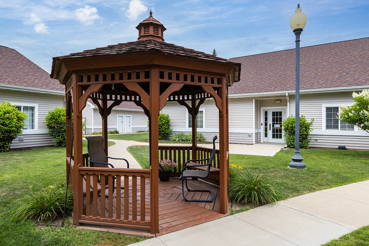 https://www.jaybirdseniorliving37.net/wp-content/uploads/2023/09/clover_ridge_05_1200px.webp