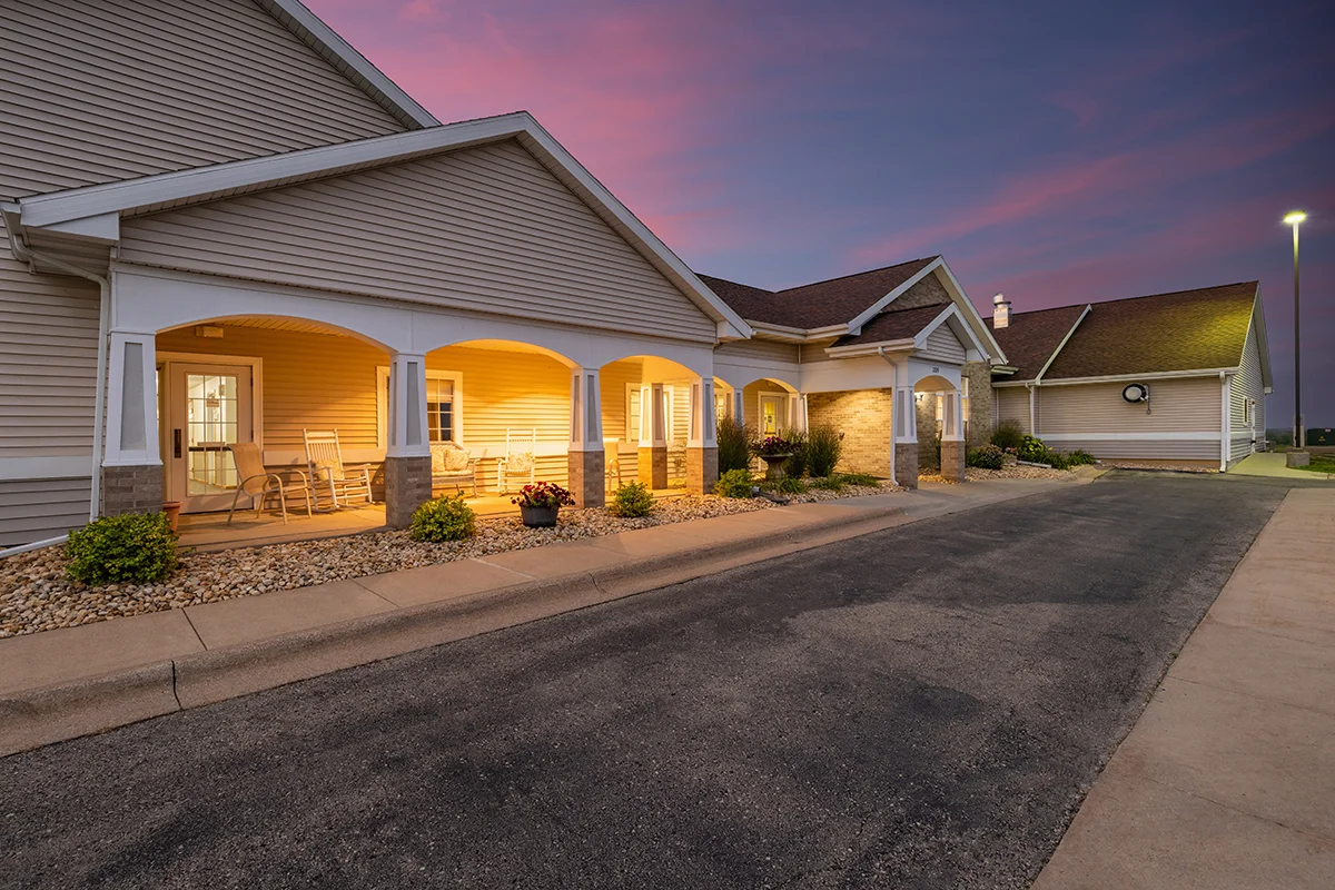 https://www.jaybirdseniorliving37.net/wp-content/uploads/2023/09/clover_ridge_32_1200px.webp