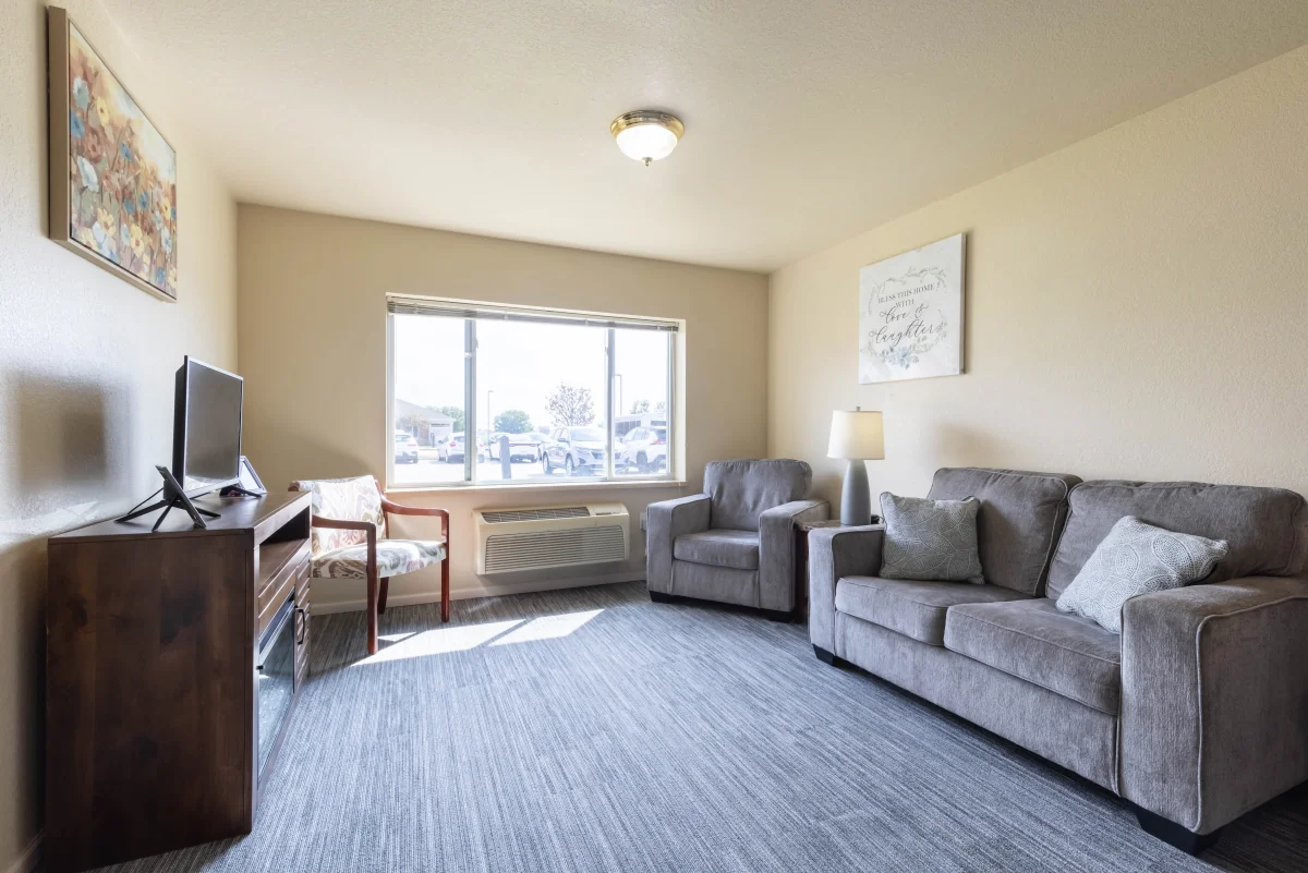 https://www.jaybirdseniorliving37.net/wp-content/uploads/2023/12/Courtyard_Estates_at_Hawthorne_Crossing_10_1200.webp
