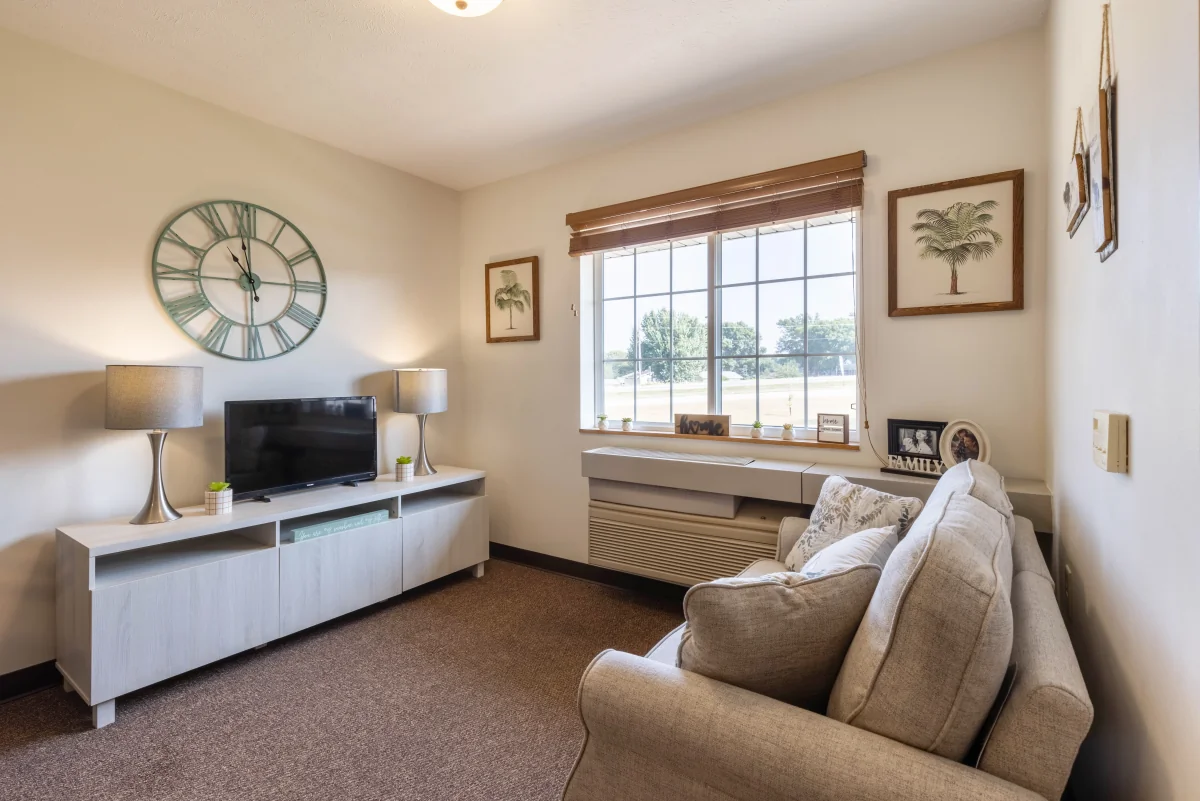 https://www.jaybirdseniorliving37.net/wp-content/uploads/2023/12/Lawton_Senior_Living_12_1200.webp